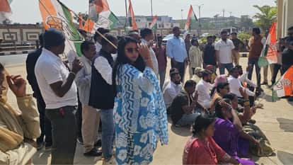 Congress worker protested against expensive treatment in Super Specialist Hospital