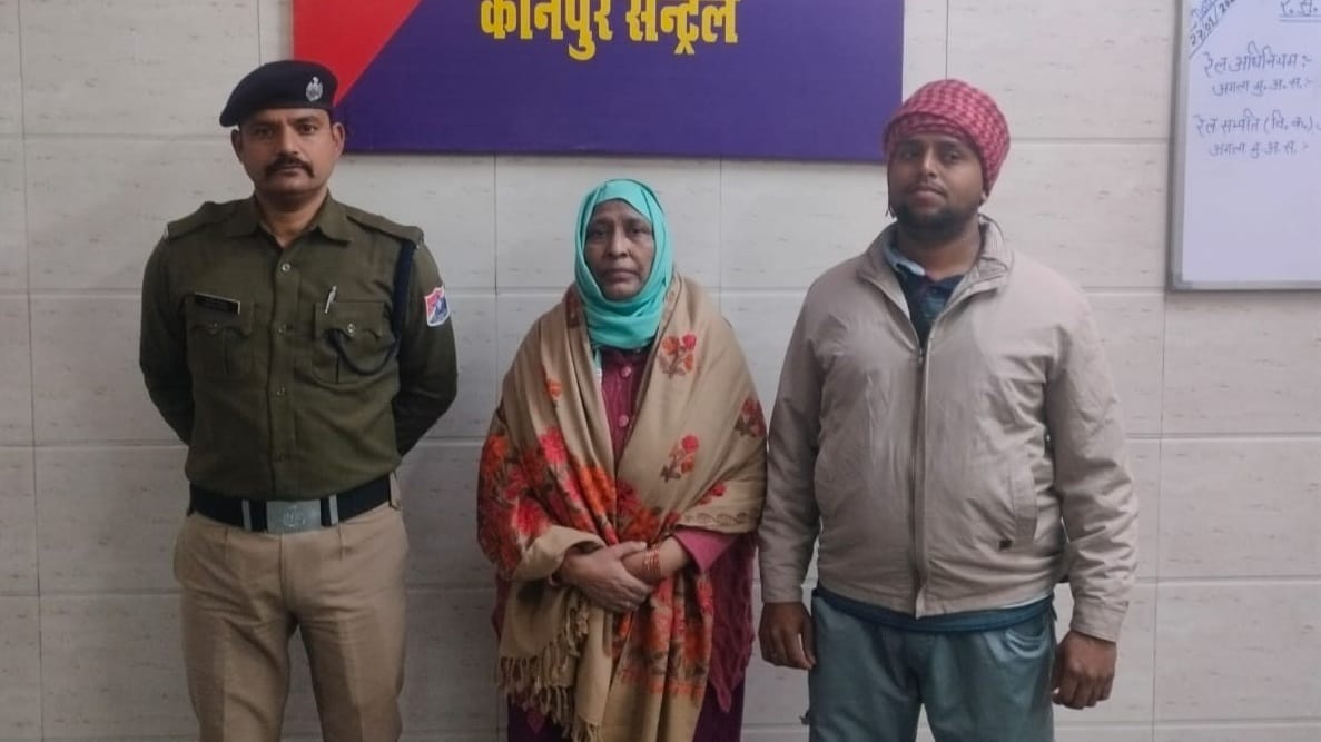 Kanpur female passenger fall into gap between platform and train at Central Station RPF constable pulled her