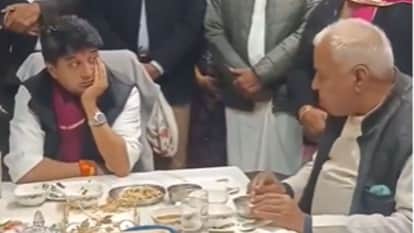 Jyotiraditya Scindia turns doctor during a meal giving some valuable health advice News In Hindi