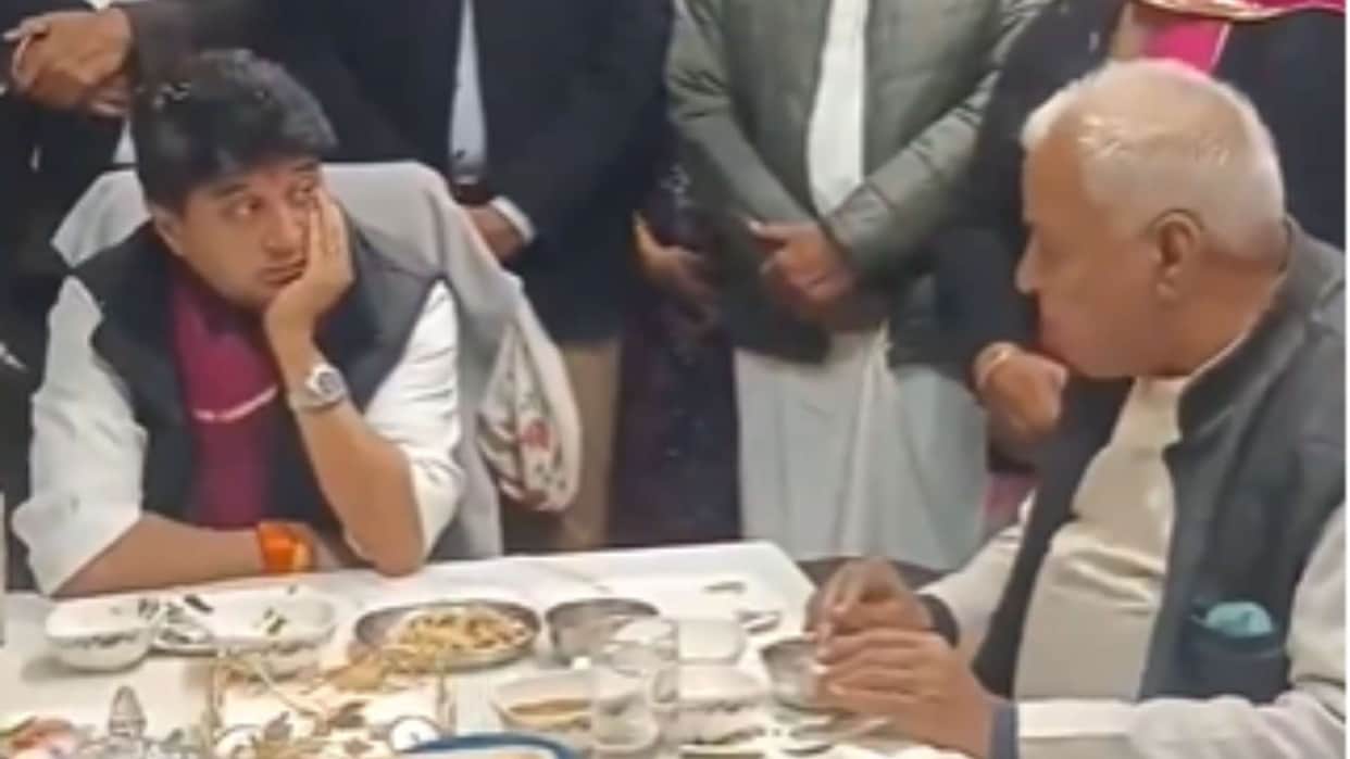 Jyotiraditya Scindia turns doctor during a meal giving some valuable health advice News In Hindi