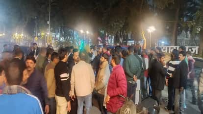 Lawyers assaulted in tyre showroom, three injured, case filed against 10-15 employees