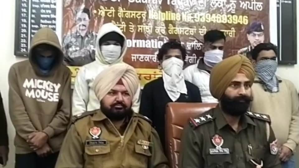 पुलिस हिरासत में आरोपी।