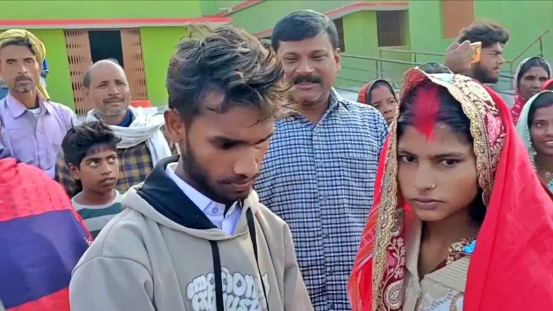 पति-बच्चे को छोड़ शादी करने वाली महिला का प्रेम विवाह विवादों में