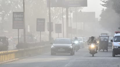 स्टेडियम रोड पर छाई धुंध