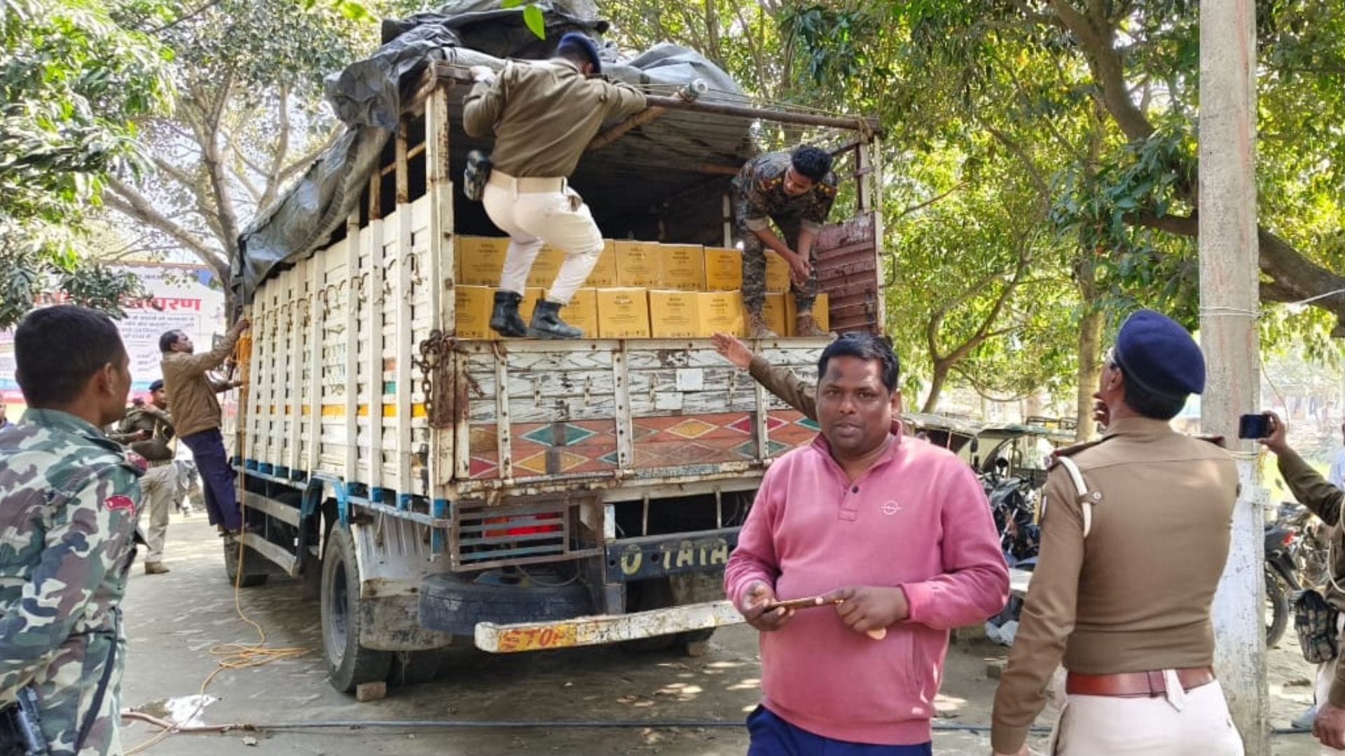 ट्रक में पकड़ी गई शराब