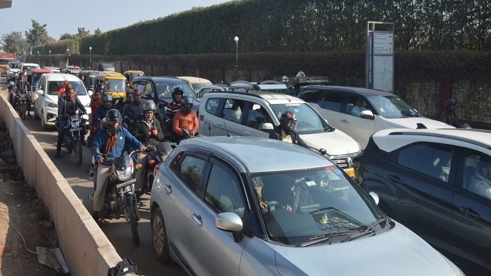 Smart City Agra roads Metro Work Brings Halt MG Road to Fatehabad Choked with Traffic Chaos