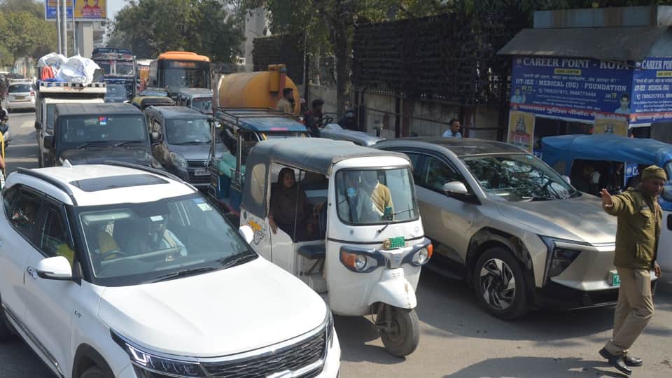Smart City Agra roads Metro Work Brings Halt MG Road to Fatehabad Choked with Traffic Chaos