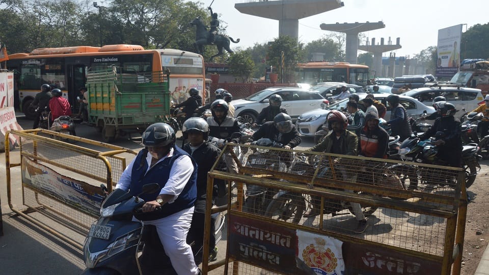 Traffic Chaos in Agra: CM Visit and Metro Work Leave Commuters Stuck for an Hour