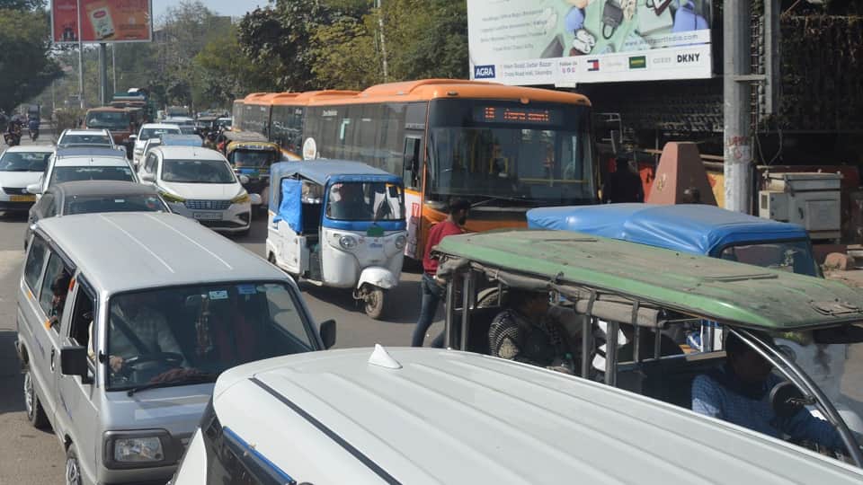 Smart City Agra roads Metro Work Brings Halt MG Road to Fatehabad Choked with Traffic Chaos