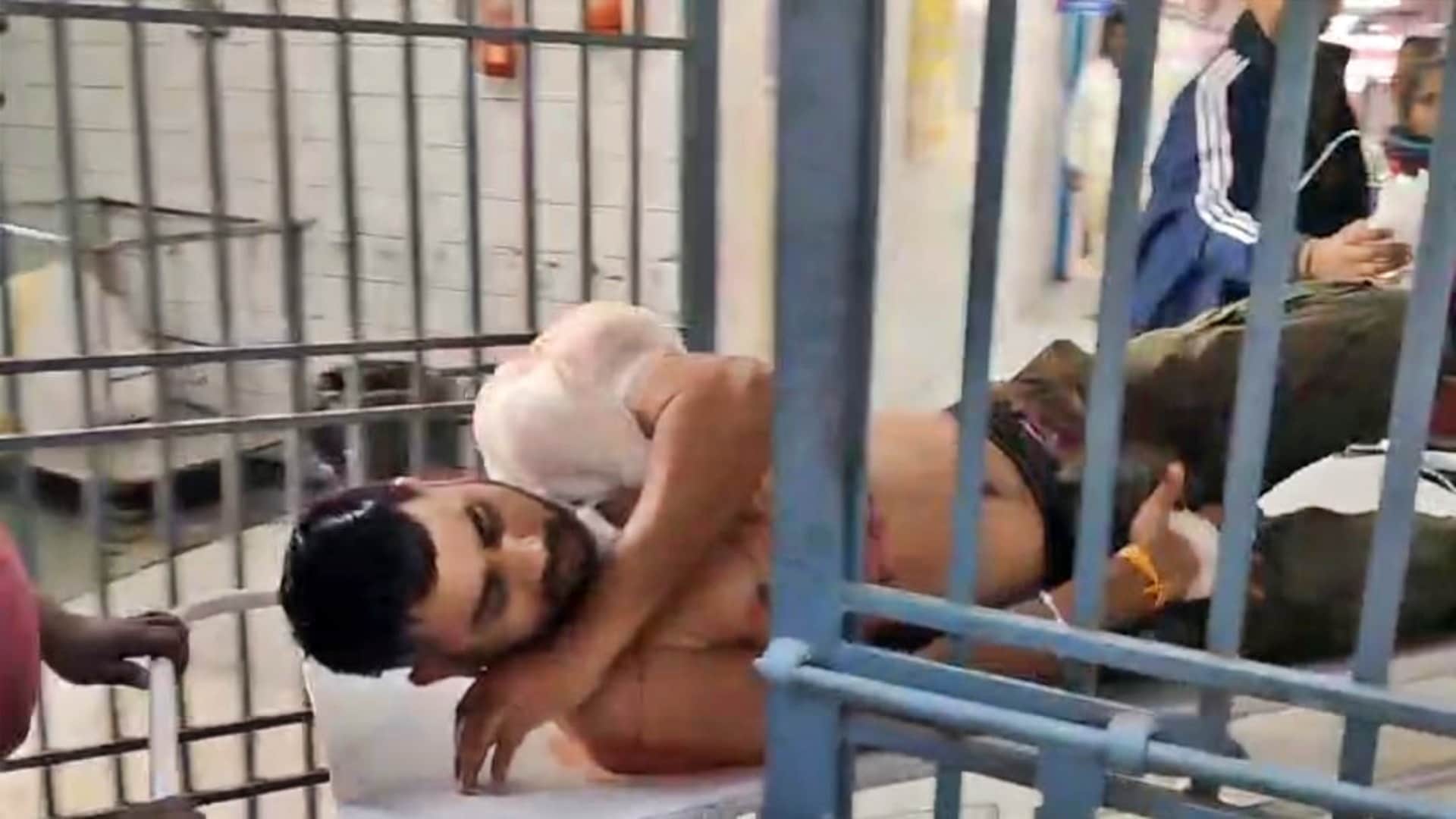 घायल पुलिसकर्मी को इलाज के लिए अस्पताल पहुंचाया गया