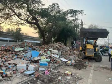 Bhopal News: Bulldozers deployed for flyover and six-lane road construction; 146 shops removed from Anand Naga