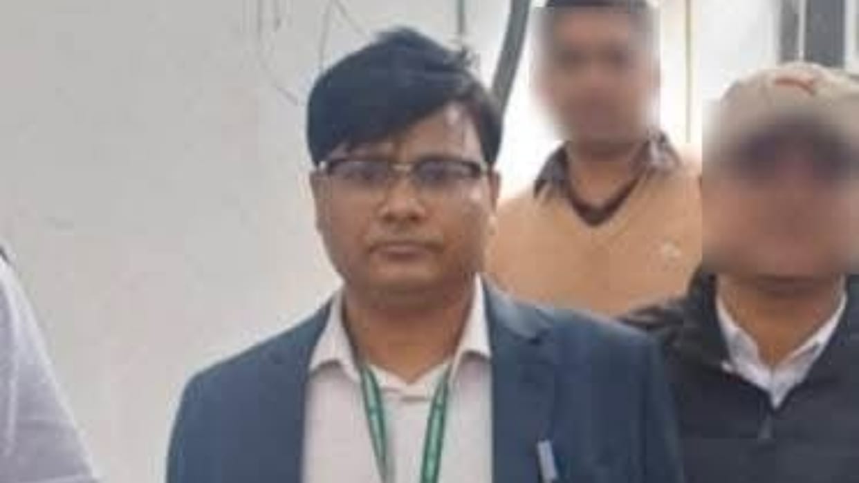 Bihar News : Vigilance team arrested Assistant Director Paramjay Singh to take bribe patna bihar police