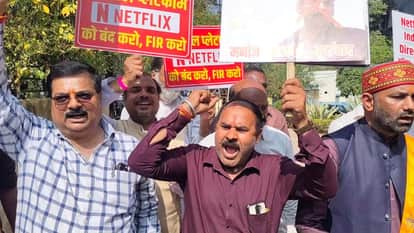 Bhopal News: Brahmin community stages fierce protest against the film 'Bribing Pandit'.