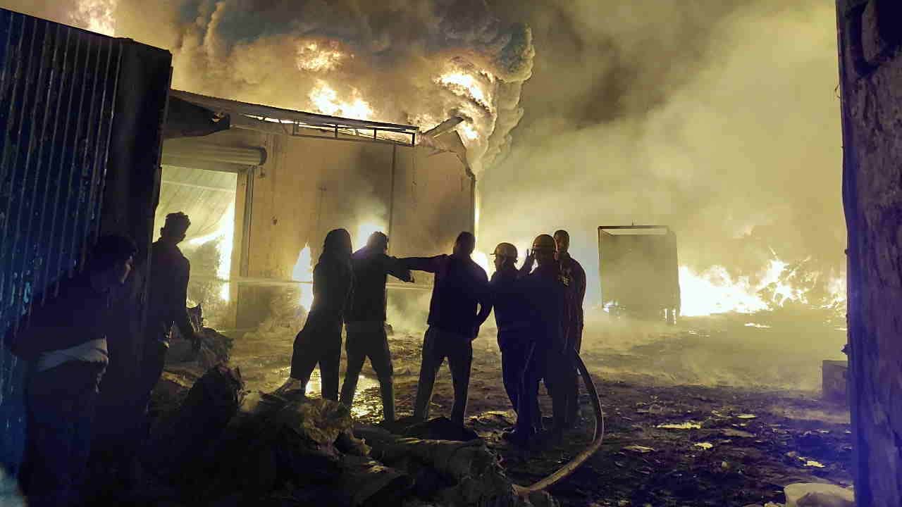 स्क्रैप के गोदाम में लगी आग