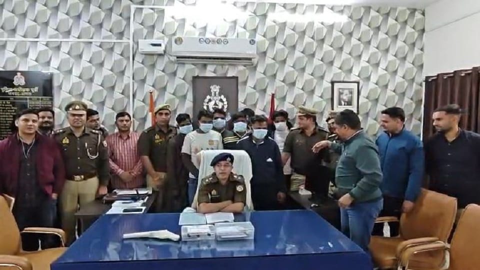 Eight accused arrested for stealing oil and wires from transformers in agra