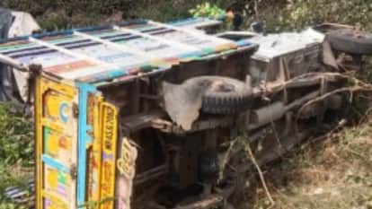 Driver returning after dropping off laborers dies of heart attack in Dhar vehicle overturns in field