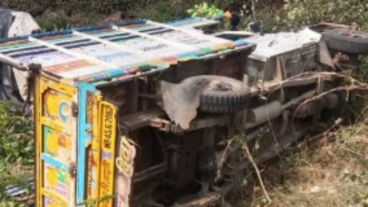Driver returning after dropping off laborers dies of heart attack in Dhar vehicle overturns in field