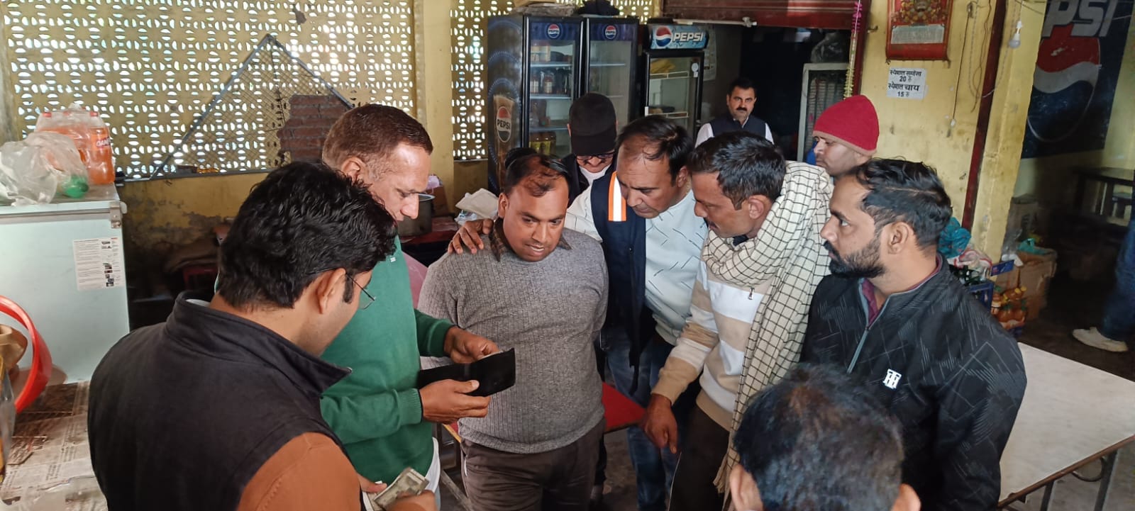 Baghpat: Private employee caught red-handed taking bribe in Baraut tehsil office