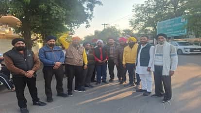 कांग्रेस नेता के बयान पर विरोध जताता सिख समाज।