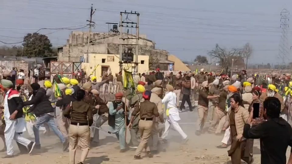 Clash between farmers and police on Barnala-Bathinda National Highway see video
