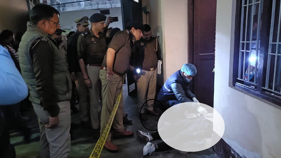 Killing & Suicide: Pragati's dead body was lying bleeding in the room, when the door was opened