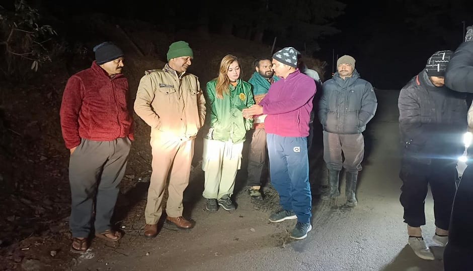 Famous model Harsha Richharia got stranded at Khaliya Top after losing her way, was rescued and brought to Mun