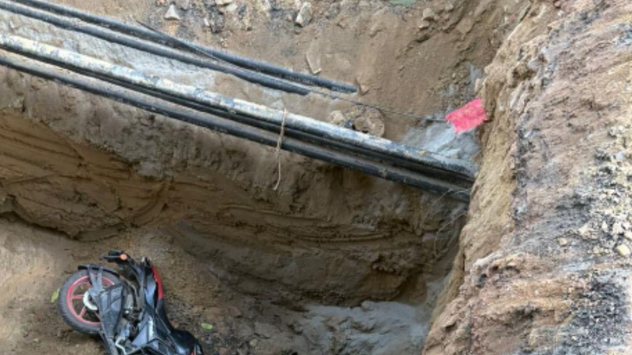 Bike rider Kamal died after falling into pit in Delhi similar to engineering yuvraj accident in Noida