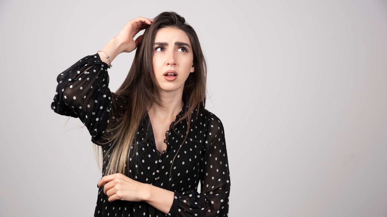 Women hair is falling out prematurely due to genetics hormones and chemical hair dyes News In Hindi