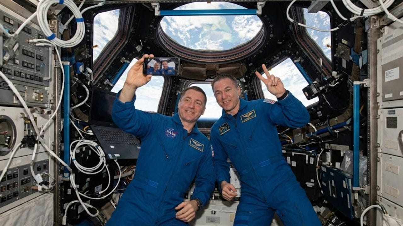 nasa astronauts smartphone allowed artemis 2 moon mission