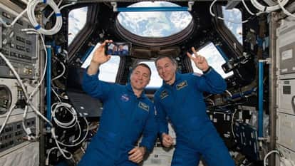 nasa astronauts smartphone allowed artemis 2 moon mission