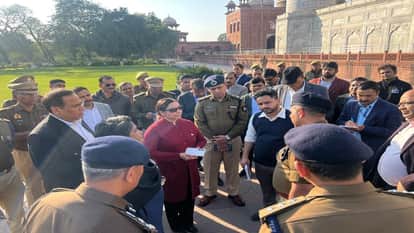 ताजमहल में निरीक्षण करतीं आईबी अधिकारी।