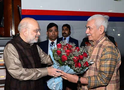तीन दिवसीय दौरे पर जम्मू पहुंचे केंद्रीय गृहमंत्री का स्वागत करते उपराज्यपाल।