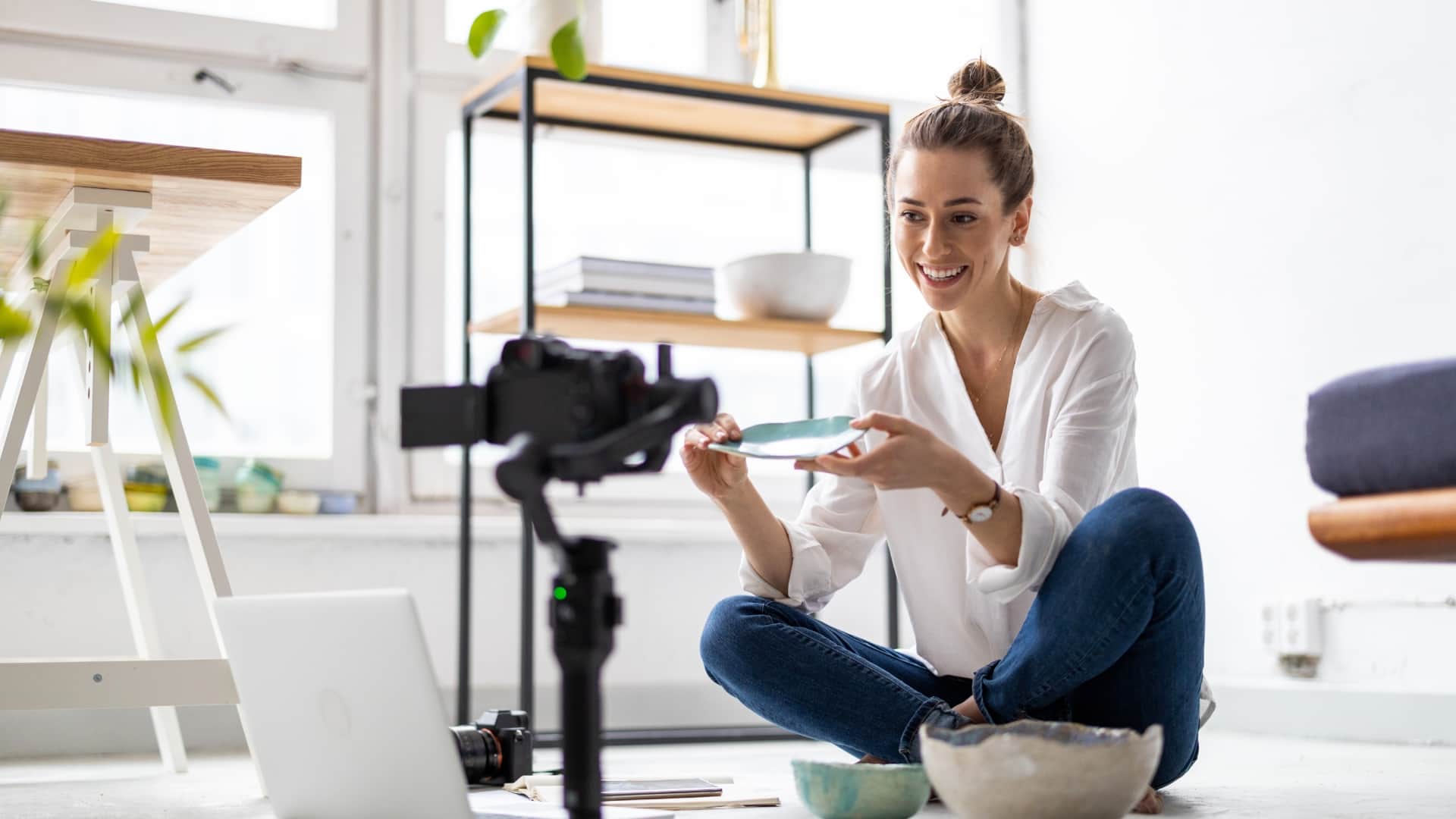 vlogging guide for beginners how to go viral on Instagram and YouTube for free