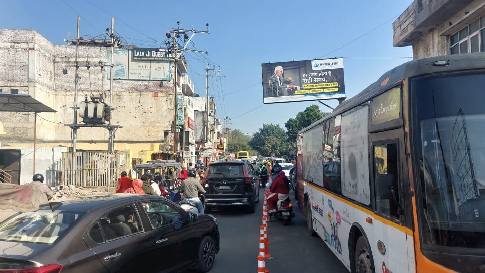 Traffic jam on MG Road in Agra due to metro construction work