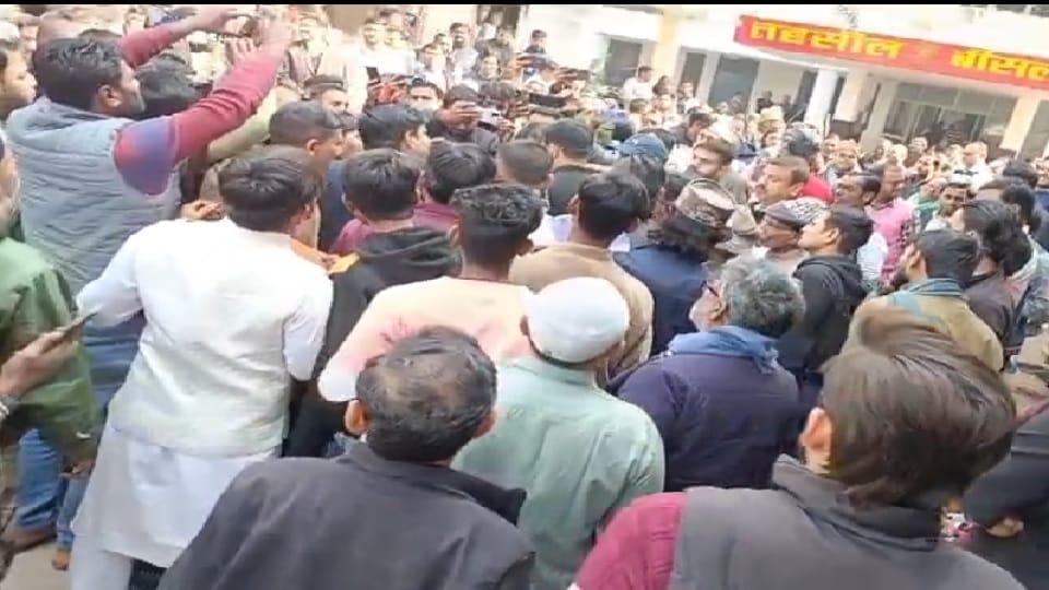 Chaos erupts at the tehsil office over deletion of voter names SDM vehicle surrounded in Pilibhit