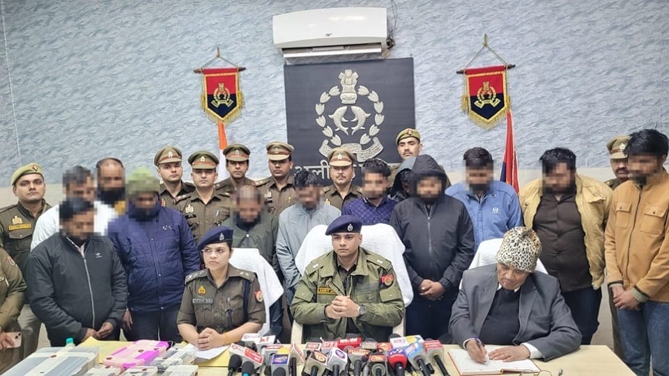 Aligarh police arrested 12 cyber fraudsters