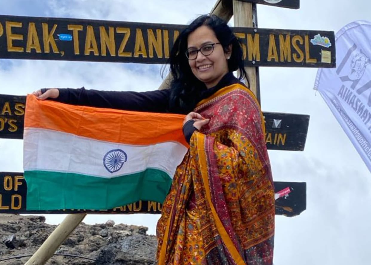 Indore: Indore's daughter Aanksha climbed the 19,000 feet high Kilomanjaro peak, wearing a sari and waving the
