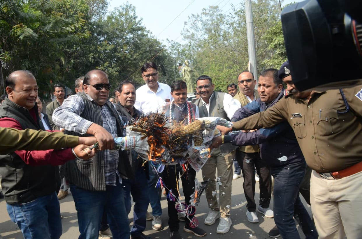 Bhopal News: Controversy erupts over statement on 'Ladli Behna' scheme, Congress protests in Bhopal, effigy of