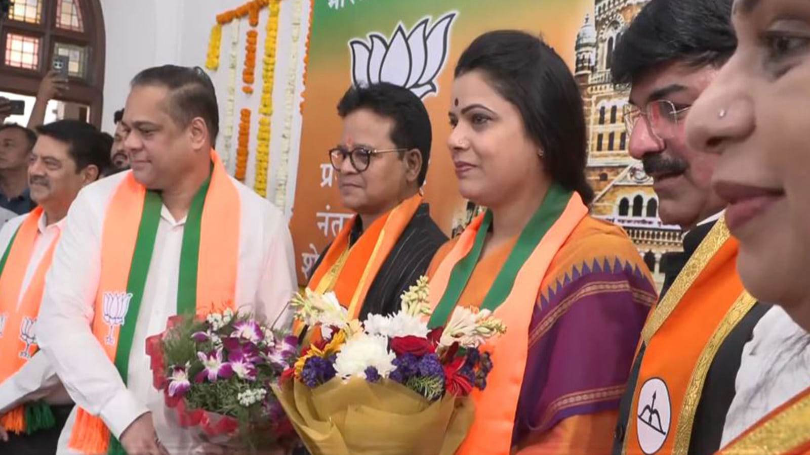 भाजपा की मेयर प्रत्याशी रितु तावड़े और उप महापौर प्रत्याशी संजय शंकर घाड़ी