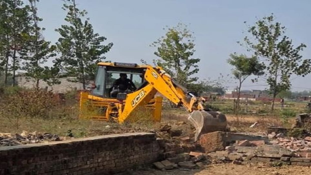 BDA bulldozer demolished the illegal colony in Bareilly