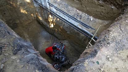 Delhi janakpuri pothole death Family members said mobile phone kept ringing all night