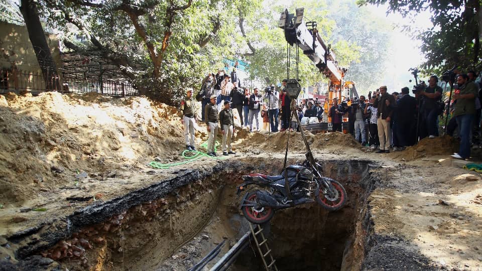 Delhi janakpuri pothole death Family members said mobile phone kept ringing all night