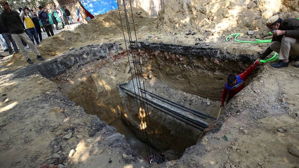 Delhi Kamal Death Case Even after seeing a person fallen into a pit humanity did not awaken