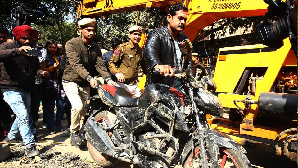 Delhi janakpuri pothole death Family members said mobile phone kept ringing all night