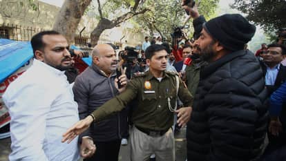 Delhi janakpuri pothole death Family members said mobile phone kept ringing all night