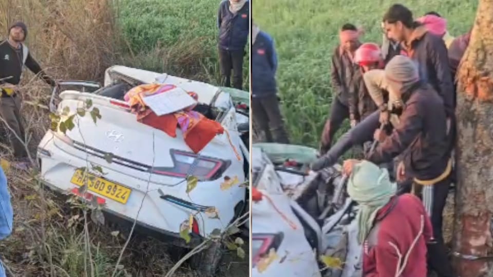 car collides with a tree in Etah three killed and two injured