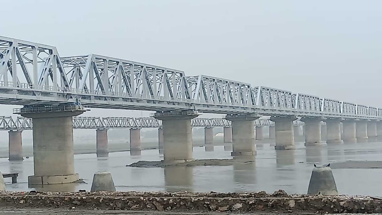 ANM student dies after being hit by a train on the Ganga bridge, suicide suspected