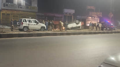A speeding vehicle overturned in Gauri Bazaar, Deoria; the young man and woman on board were residents of Biha