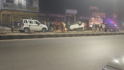 A speeding vehicle overturned in Gauri Bazaar, Deoria; the young man and woman on board were residents of Biha