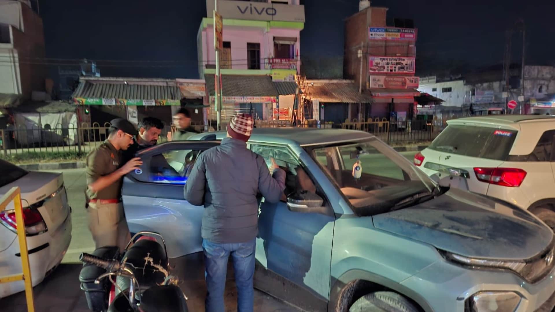 घटनास्थल पर पहुंचकर छानबीन करती पुलिस।